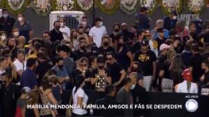 Brasile, migliaia di persone commemorano la cantante Marília Mendonça