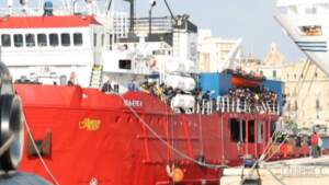 Migranti: concluso lo sbarco di oltre 800 persone a Trapani