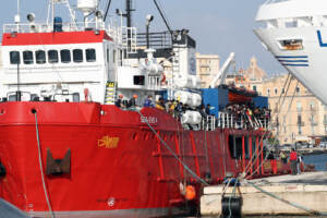 Migranti, la nave Sea Eye con 800 persone a bordo arriva a Trapani