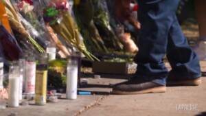 Morti nella calca in Texas: fiori, candele e lacrime davanti al luogo della tragedia