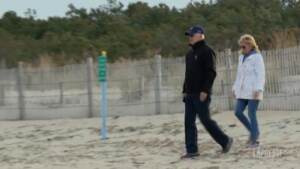 Usa, passeggiata in riva al mare per il presidente Biden e la moglie Jill