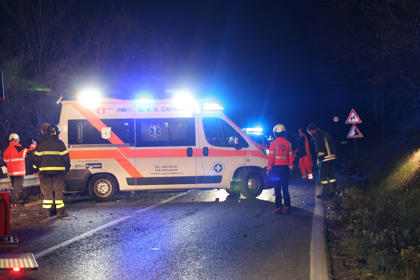 Ragusa, fuggono da polizia finendo contro auto: grave un 15enne