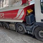 Roma: lavori su manto stradale, camion sprofonda vicino al Pantheon