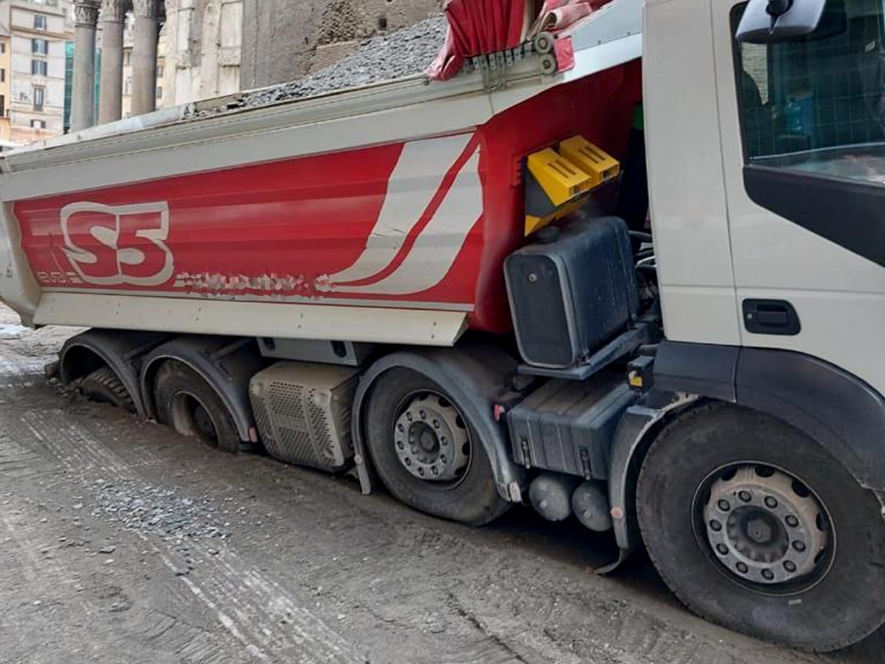 Roma: lavori su manto stradale, camion sprofonda vicino al Pantheon