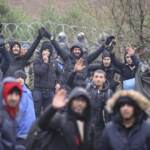 Migranti, crisi al confine tra Polonia e Bielorussia. La Nato: “Situazione seria”