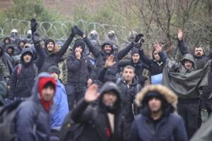 Migranti, crisi al confine tra Polonia e Bielorussia. La Nato: “Situazione seria”