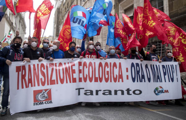 Roma, operai dell'ex Ilva manifestano davanti al Ministero dello Sviluppo Economico