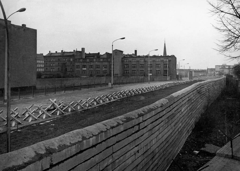 Galleria foto 'Trentadue anni fa cadeva il muro di Berlino – FOTOGALLERY' - foto 15