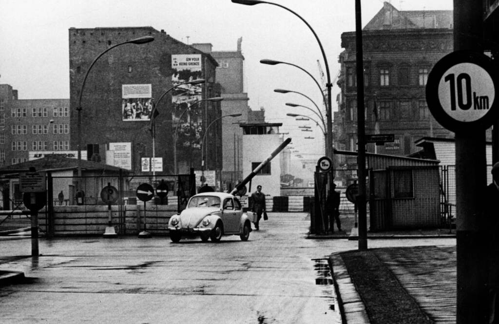 Galleria foto 'Trentadue anni fa cadeva il muro di Berlino – FOTOGALLERY' - foto 13