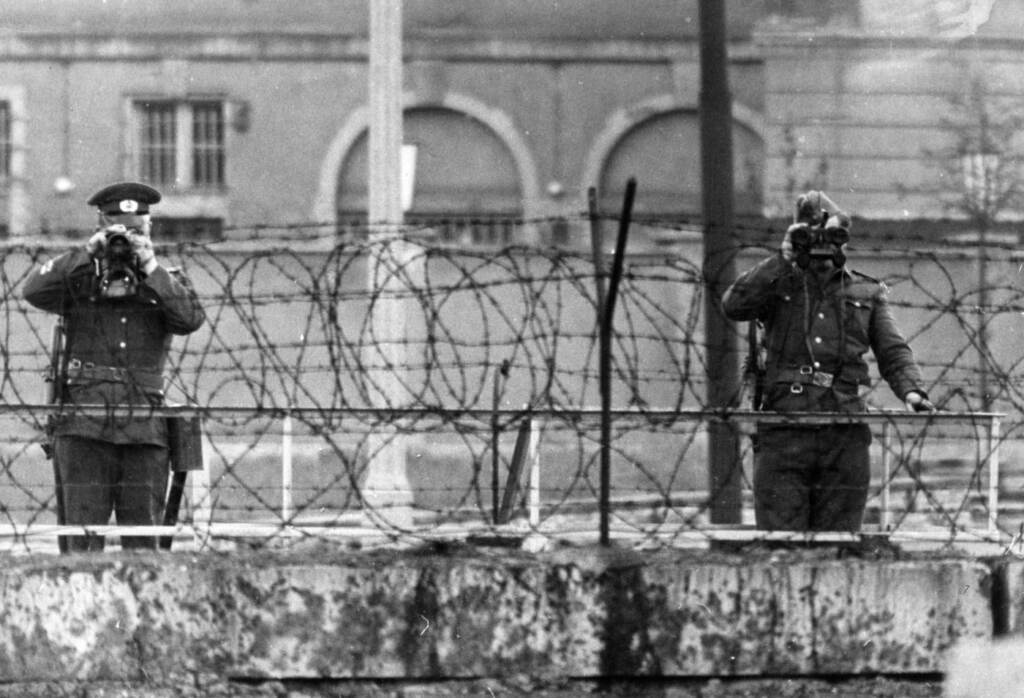 Galleria foto 'Trentadue anni fa cadeva il muro di Berlino – FOTOGALLERY' - foto 6