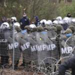 Tensione al confine Polonia-Bielorussia: migranti accampati al gelo – FOTOGALLERY