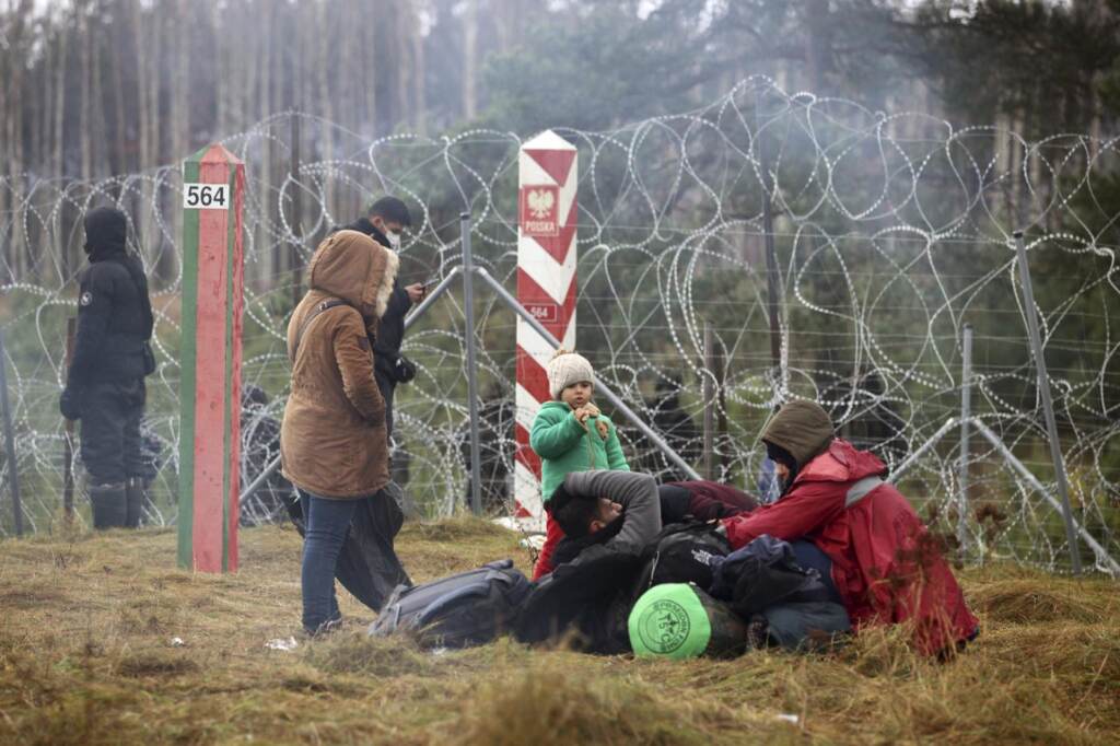 Galleria foto 'Tensione al confine Polonia-Bielorussia: migranti accampati al gelo – FOTOGALLERY' - foto 6