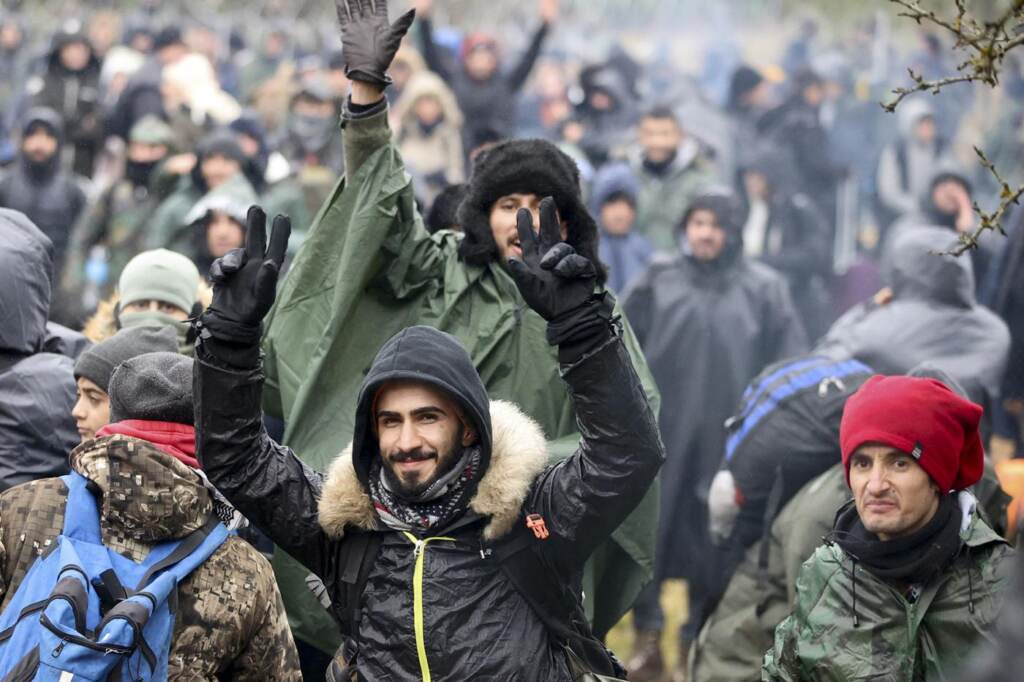 Galleria foto 'Tensione al confine Polonia-Bielorussia: migranti accampati al gelo – FOTOGALLERY' - foto 8