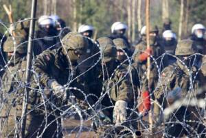 Polonia, centinaia di migranti arrivati al confine dalla Bielorussia