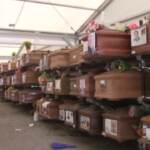 Palermo: non c’è posto al cimitero, centinaia di bare accatastate all’aperto