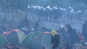 Migranti, in duemila al confine tra Polonia e Bielorussia: polizia polacca schierata