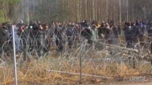 Allarme al confine Polonia-Bielorussia: la polizia usa lo spray contro i migranti