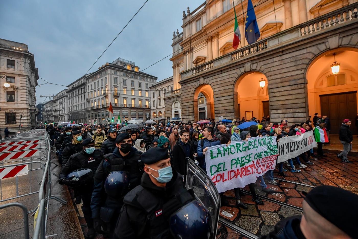 No Green Pass, il Viminale vieta i cortei nei centri storici: consentiti solo sit-in