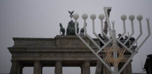 Berlino, alla Porta di Brandeburgo la tradizionale illuminazione del grande hanukkiah