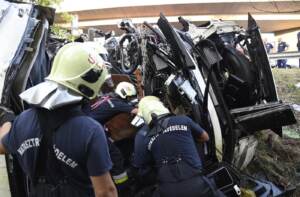 Ungheria, brutto incidente in autostrada per un autobus a Szabadbattyan