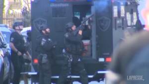 Boston: spari contro tre poliziotti, ucciso l’aggressore
