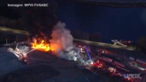 Philadelphia, enorme incendio in una discarica