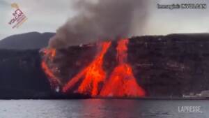 La Palma, cascate di lava si riversano sulla spiaggia di Los Guirres