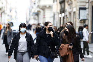 Coronavirus Roma, si alzano i contagi e aumentano le persone che indossano le mascherine in strada