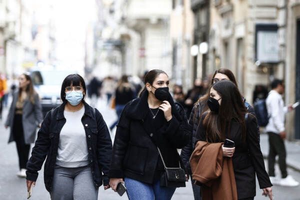 Coronavirus Roma, si alzano i contagi e aumentano le persone che indossano le mascherine in strada