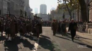 Il Regno Unito ricorda i caduti della Prima Guerra Mondiale, sfilano veterani
