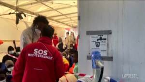 Migranti: sbarcate ad Augusta 306 persone, erano in mare da giorni