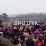 Migranti, momenti di caos al confine bielorusso: calca per gli aiuti umanitari