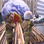Cop26, flash mob per il clima: i leader del mondo sono pompieri, ma non spengono il fuoco