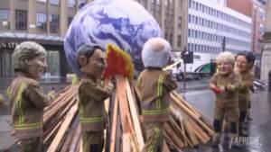Cop26, flash mob per il clima: i leader del mondo sono pompieri, ma non spengono il fuoco
