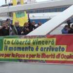 Napoli accoglie la carovana curda per la libertà sulle note di ‘Bella ciao’