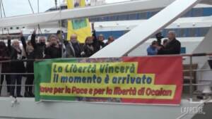 Napoli accoglie la carovana curda per la libertà sulle note di ‘Bella ciao’