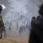 Migranti, ancora tensione a confini Bielorussia-Ue. Putin: “Crisi creata dall’Occidente”