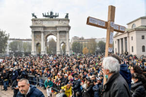 Milano, manifestazione di Children’s Health Defence contro il Green pass all’Arco della Pace