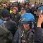 Milano, manifestanti no green pass riescono ad arrivare in Piazza Duomo