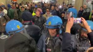 Milano, manifestanti no green pass riescono ad arrivare in Piazza Duomo