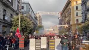 Disoccupati e movimenti per il lavoro paralizzano Napoli