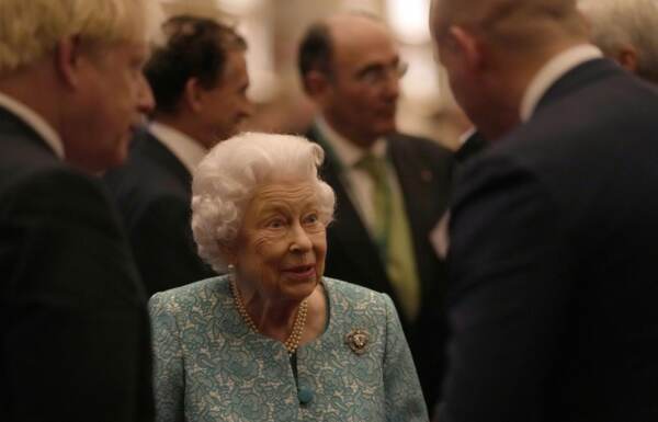 Gran Bretagna: regina Elisabetta a cerimonia per commemorare caduti