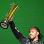 Lewis Hamilton versione ‘Superman’, batte Verstappen e riapre il Mondiale