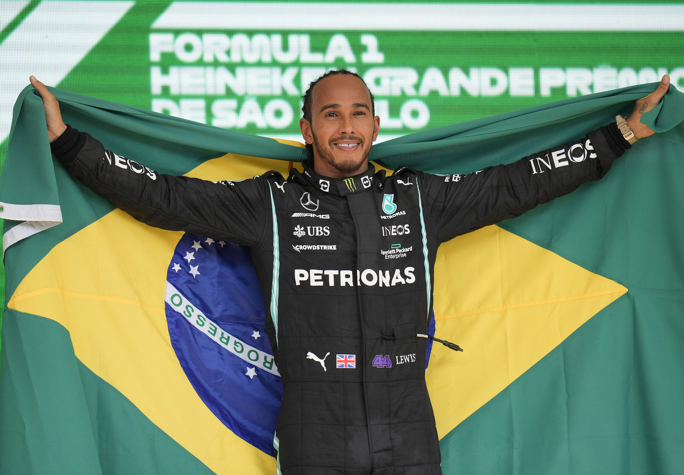Gp Brasile, trionfo di Lewis Hamilton davanti a Max Verstappen