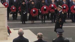 Gran Bretagna: cerimonia caduti, principe Carlo depone corona al cenotafio