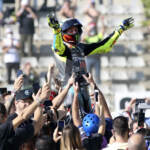 Valentino Rossi chiude la carriera da rockstar, a Valencia l’addio di un fenomeno | VIDEO