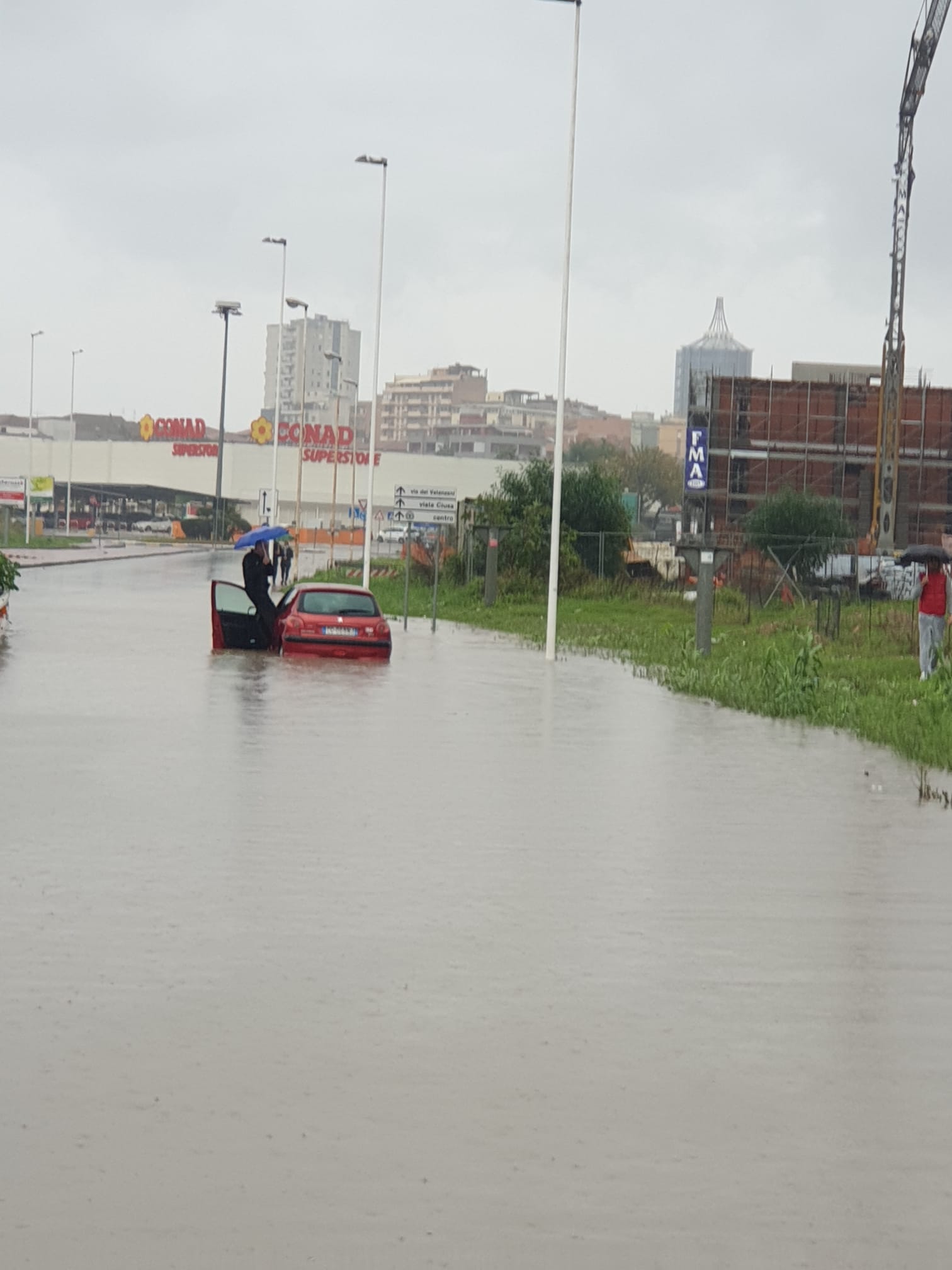 Nubifragio e allagamenti nel Cagliaritano: morto un anziano, ritrovati i 4 cacciatori dispersi