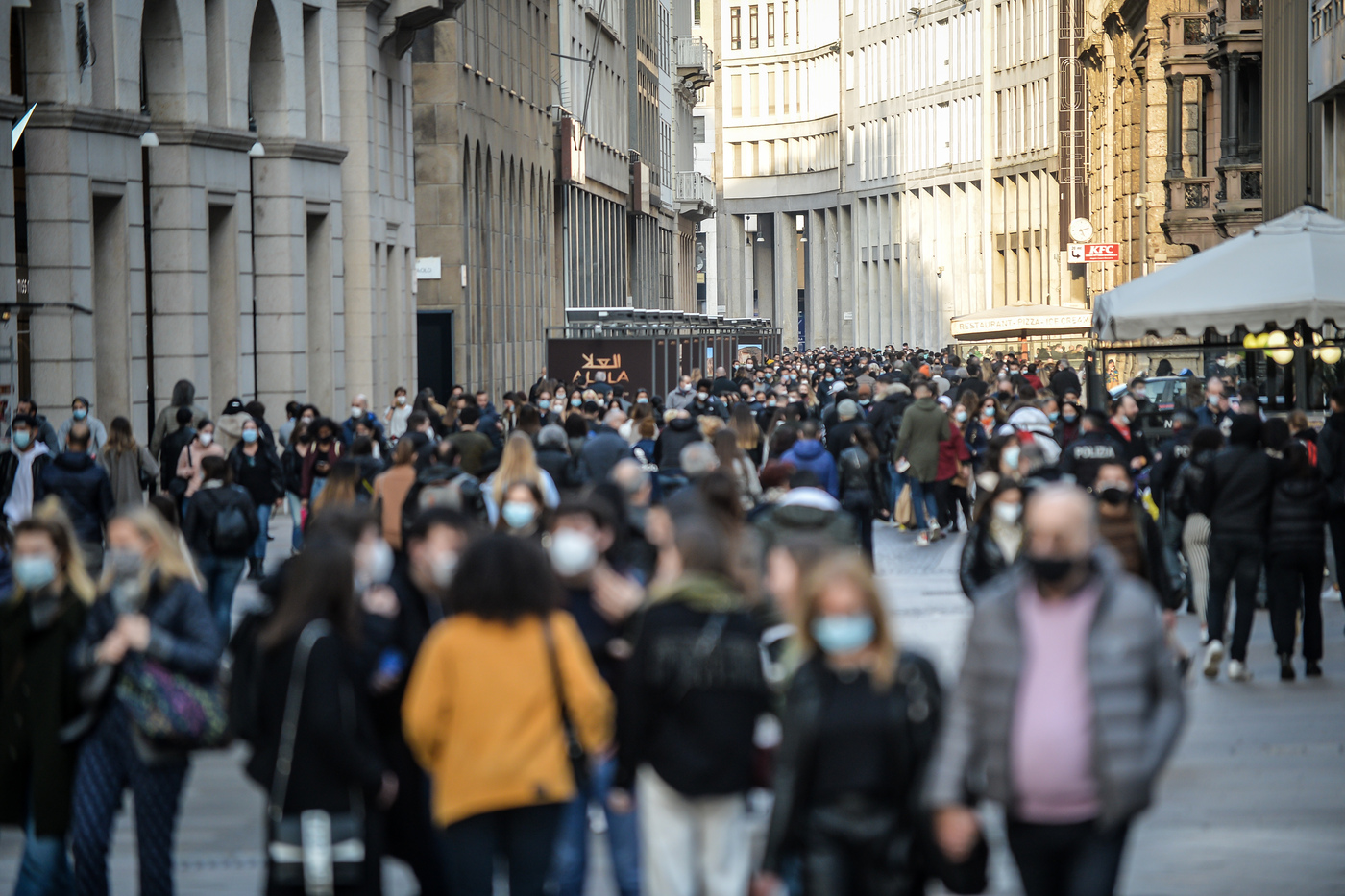 Covid, la quarta ondata non si placa. Costa: “Ragionevole terza dose a tutti”