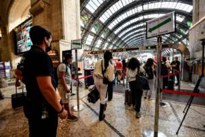 Milano, Stazione Centrale: controllo della certificazione vaccinale GreenPass