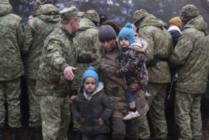 Migliaia di migranti ammassati al confine tra Polonia e Bielorussia